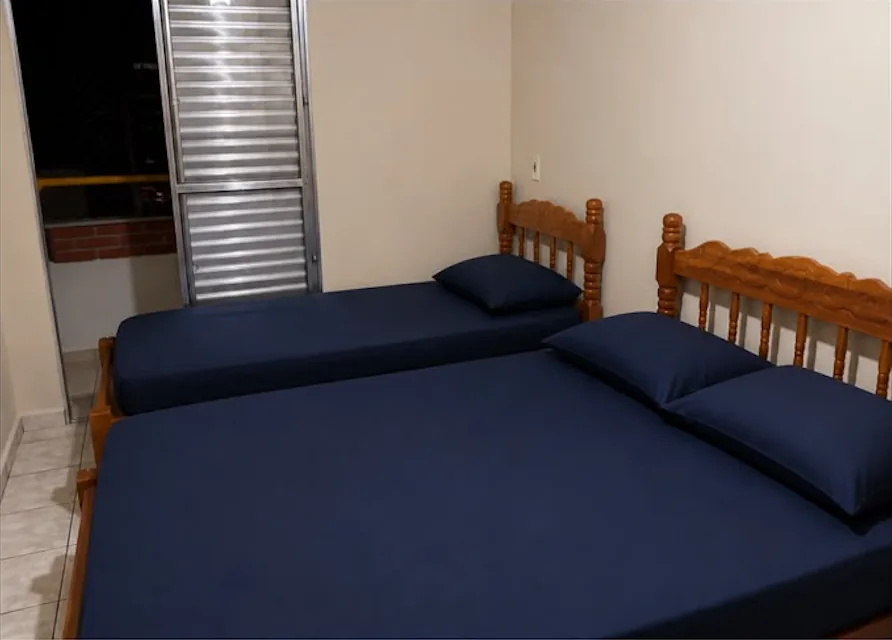 Suíte com cama de casal e cama de solteiro